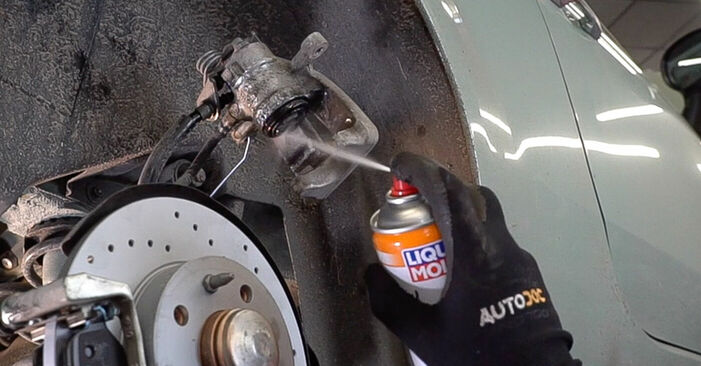 Você precisa saber como substituir Discos de Travão no FIAT 500 ? Este manual de oficina gratuito o ajudará a fazer você mesmo