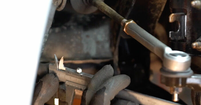 Como substituir Ponteiras de Direcção no FIAT PUNTO (188) 2004: descarregue manuais em PDF e instruções em vídeo