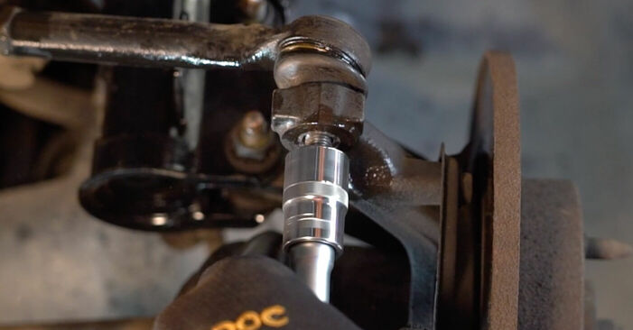 Mudar Ponteiras de Direcção no Fiat Punto 188 2007 não será um problema se você seguir este guia ilustrado passo a passo