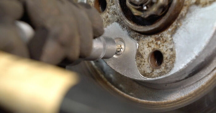 A substituição do Discos de Travão no PEUGEOT 206 CC (2D) 1.6 HDi 110 2012 não é mais um problema com o nosso tutorial passo a passo.