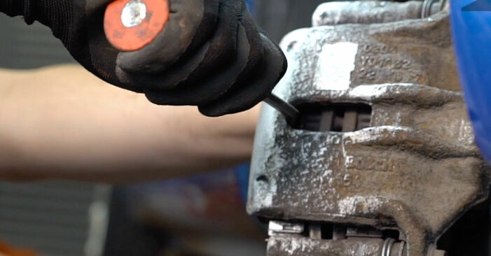 Quão difícil é efetuar a substituição de Discos de Travão no Peugeot 206 cc 2d 1.6 HDi 110 2004 por si mesmo - descarregue o guia ilustrado