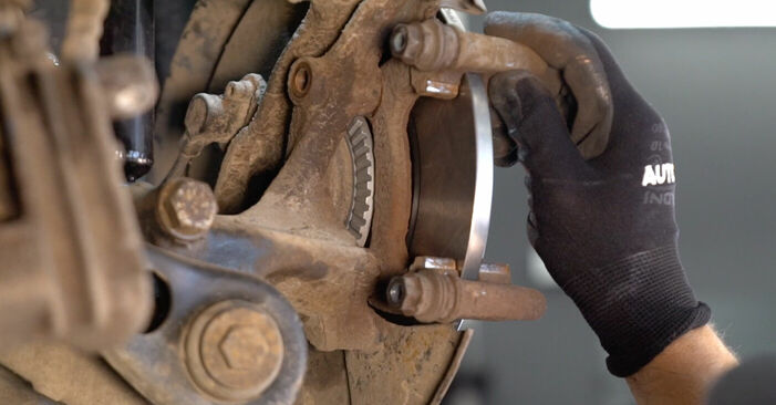 Recomendações passo a passo para a substituição de Audi A4 B6 Avant 2003 2.5 TDI Rolamento da Roda por si mesmo