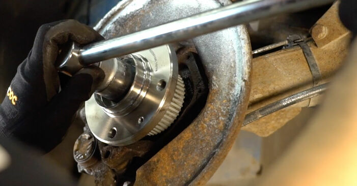 Quão difícil é efetuar a substituição de Rolamento da Roda no Peugeot 206 cc 2d 1.6 HDi 110 2004 por si mesmo - descarregue o guia ilustrado