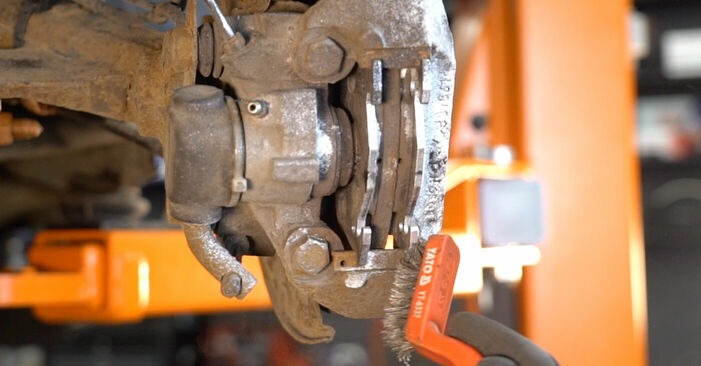 Você precisa saber como substituir Rolamento da Roda no PEUGEOT 206 ? Este manual de oficina gratuito o ajudará a fazer você mesmo