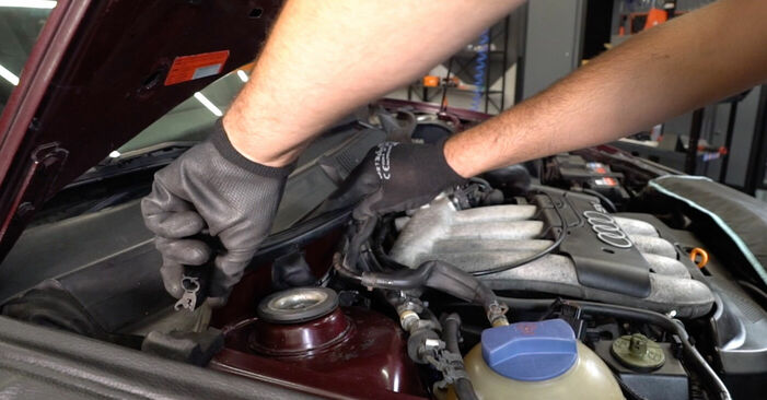 Substituição de Audi A3 8l1 1.8 T 1998 Filtro do Habitáculo: manuais gratuitos de oficina