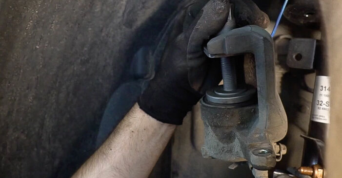 Como substituir FIAT BRAVO II (198) 1.9 D Multijet 2007 Pastilhas De Travão - manuais e guias de vídeo passo a passo