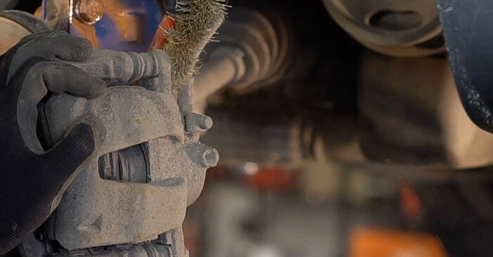 Quão difícil é efetuar a substituição de Pastilhas De Travão no Fiat Doblo Cargo 1.2 2007 por si mesmo - descarregue o guia ilustrado