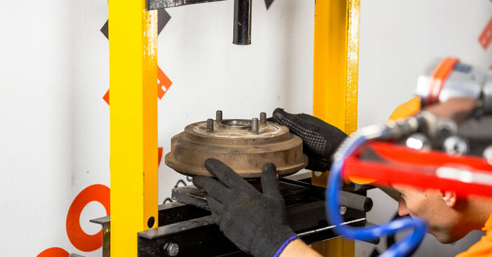 Substituição de FORD FIESTA 1.4 TDCi Rolamento da Roda: guias online e tutoriais em vídeo