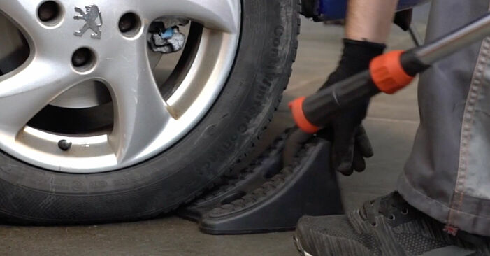 Substituição de PEUGEOT 206 1.6 16V Ponteiras de Direcção: guias online e tutoriais em vídeo