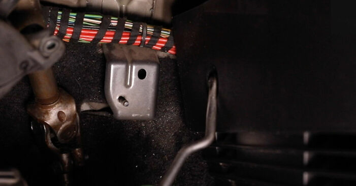 Como substituir FORD Fiesta Mk5 Hatchback (JH1, JD1, JH3, JD3) 1.4 TDCi 2002 Filtro do Habitáculo - manuais e guias de vídeo passo a passo