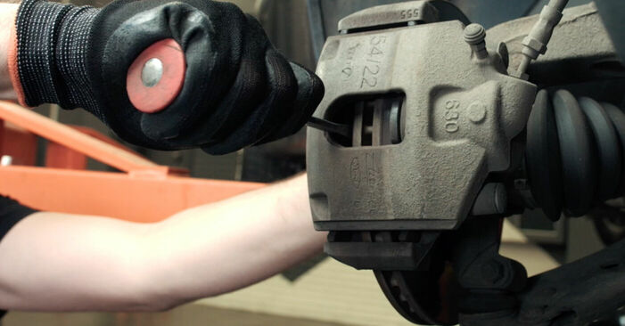 Quão difícil é efetuar a substituição de Pastilhas De Travão no Ford Fiesta V jh jd 1.6 16V 2007 por si mesmo - descarregue o guia ilustrado