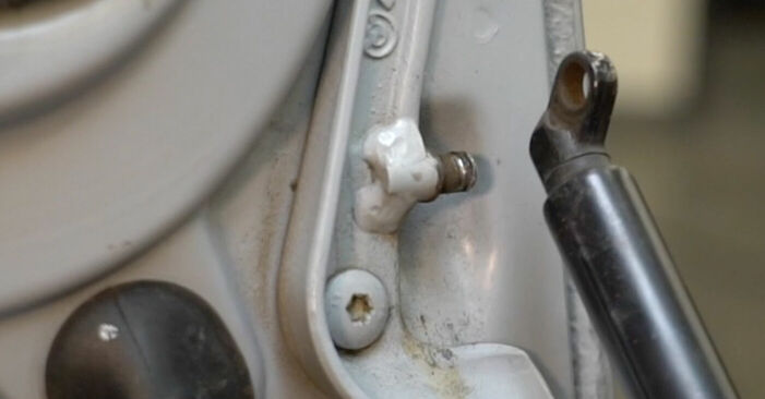 Trocar Amortecedor Da Mala no BMW 5 Sedan (E39) 520i 2.0 1998 por conta própria