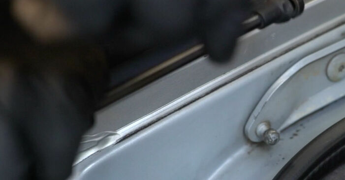 Quão difícil é efetuar a substituição de Amortecedor Da Mala no BMW E39 525i 2.5 2001 por si mesmo - descarregue o guia ilustrado