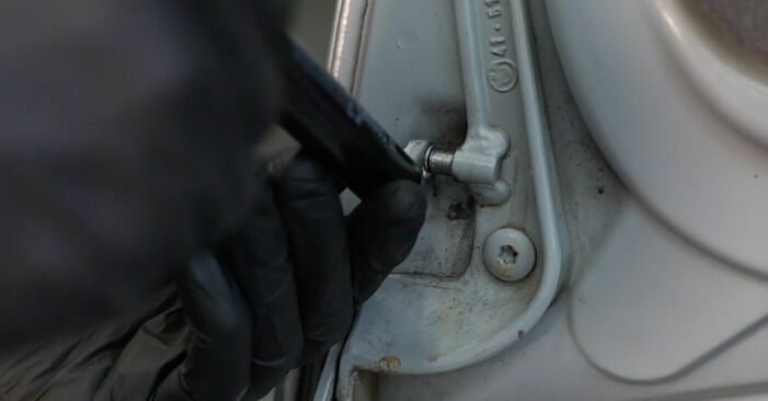 Mudar Amortecedor Da Mala no BMW E39 2003 não será um problema se você seguir este guia ilustrado passo a passo