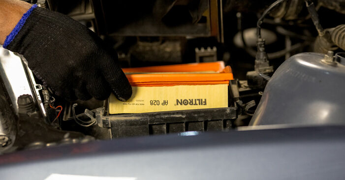 Quão difícil é efetuar a substituição de Filtro de Ar no BMW E46 320i 2.0 2004 por si mesmo - descarregue o guia ilustrado