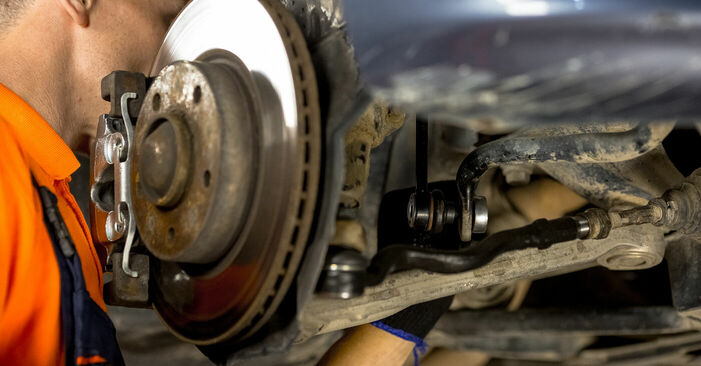 Mudar Tirante da Barra Estabilizadora no BMW E46 1998 não será um problema se você seguir este guia ilustrado passo a passo