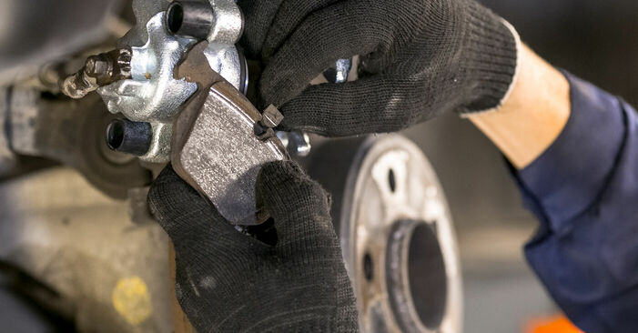 Como substituir Pinças de Travão no BMW X5 (E53) 2005: descarregue manuais em PDF e instruções em vídeo