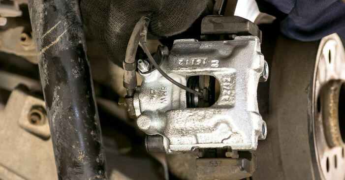 A substituição do Pinças de Travão no BMW X5 (E53) 4.4 i 2006 não é mais um problema com o nosso tutorial passo a passo.