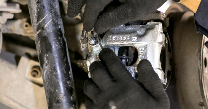 Como trocar Pinças de Travão no BMW E53 2000 - manuais gratuitos em PDF e vídeo