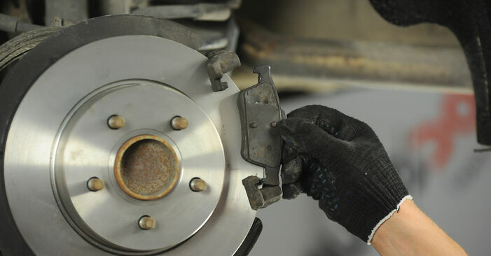 Substituindo Pastilhas De Travão em FORD FOCUS II (DA_) 2005 1.6 TDCi por si mesmo