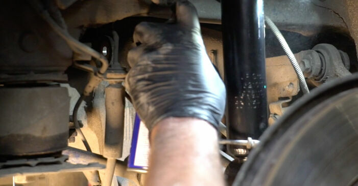 Como substituir BMW 5 Sedan (E60) 530d 3.0 2002 Braço De Suspensão - manuais e guias de vídeo passo a passo