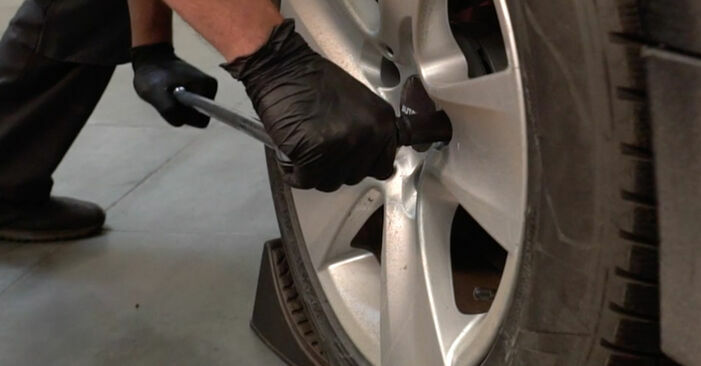 Como substituir BMW 5 Sedan (E60) 530d 3.0 2002 Braço De Suspensão - manuais e guias de vídeo passo a passo