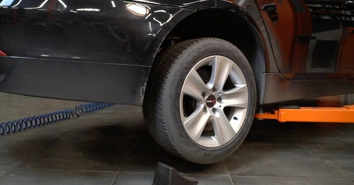 Substituição de BMW E60 525d 2.5 2003 Braço De Suspensão: manuais gratuitos de oficina