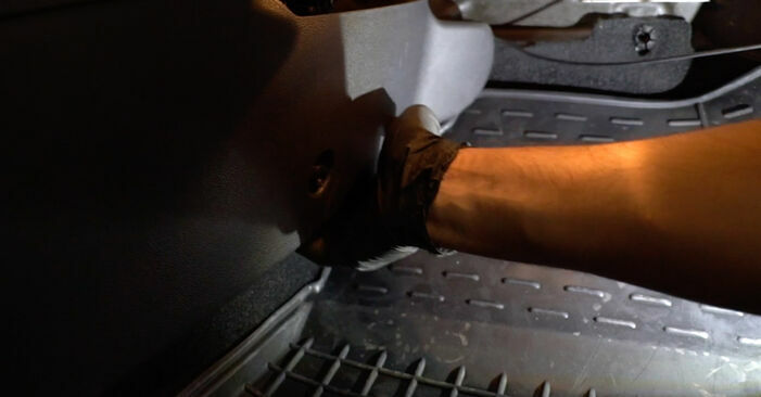 Trocar Filtro do Habitáculo no FORD Fiesta Mk6 Hatchback (JA8, JR8) 1.5 TDCi 2011 por conta própria