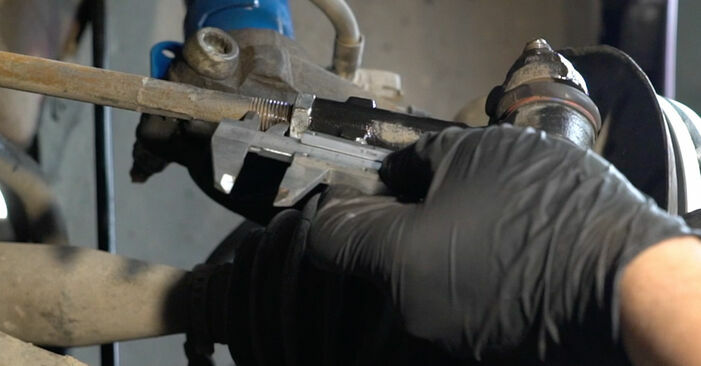 Quão difícil é efetuar a substituição de Ponteiras de Direcção no Seat Ibiza 6l1 1.9 TDI 2008 por si mesmo - descarregue o guia ilustrado