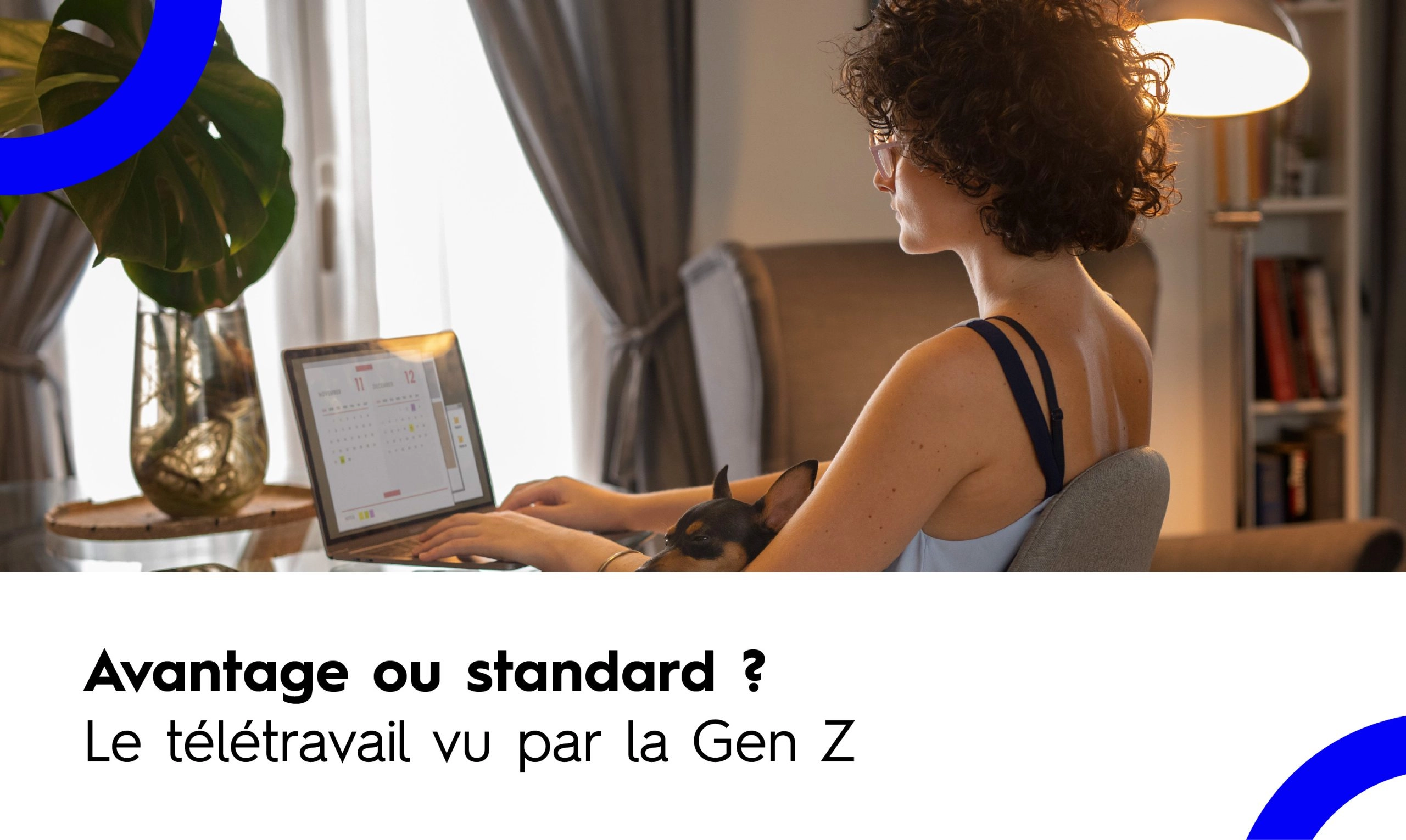 Jeune femme à lunettes travaillant sur un ordinateur portable dans un salon confortable avec un petit chien sur les genoux. Le texte en superposition indique : "Avantage ou standard ? Le télétravail vu par la Gen Z".