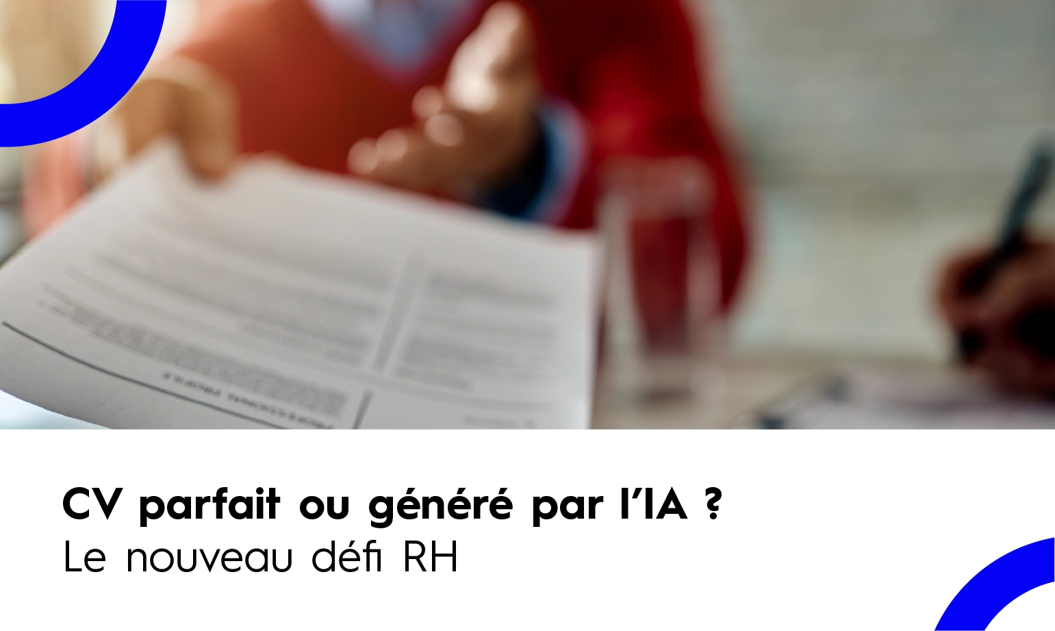 Main tendant un CV papier à un recruteur lors d'un entretien, illustrant le dilemme : CV parfait ou généré par l'IA.