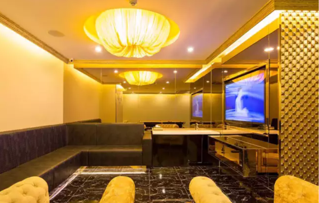 In private member lounges, you can enjoy karaoke, pool tables, and catering services.