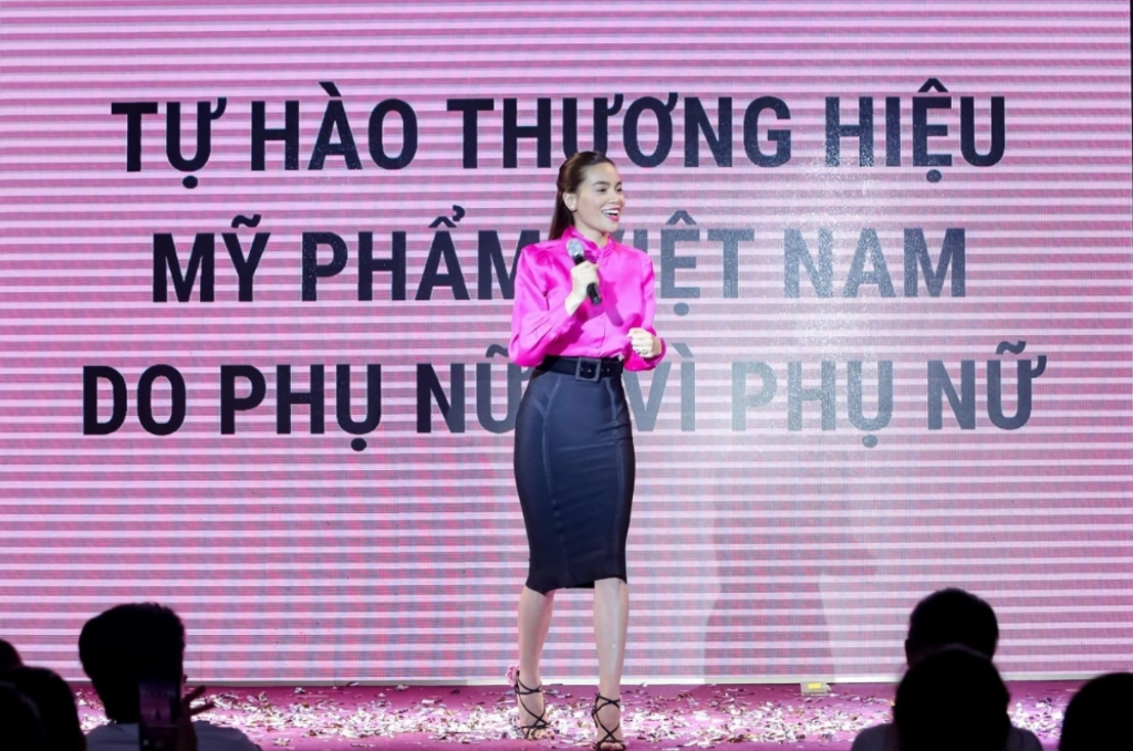 Ho Ngoc Ha is in an event to promote the cosmetic brand M.O.I