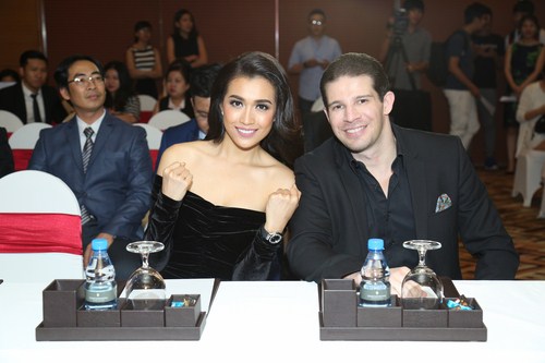 Executives and celebrities, including Miss Universe Vietnam, Le Hang, attended the signing to show their support