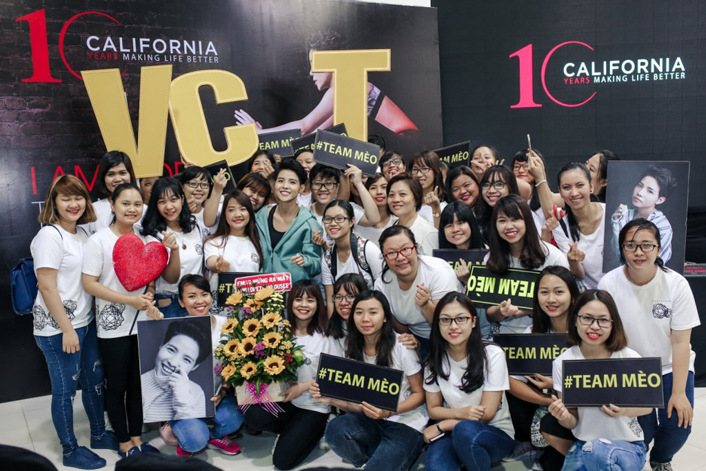 Vu Cat Tuong with her fans