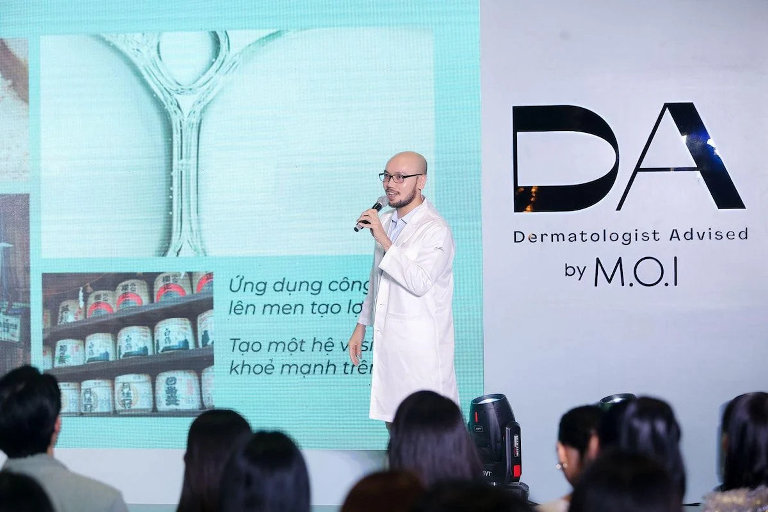 Dermatologist Kelvin Bui Dermatologist Kelvin Bui shares the benefits of probiotics in the DA by M.O.I skincare duo, ideal for sensitive skin.