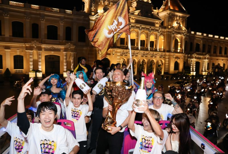 CEO TK Nguyen and Randy Robson (standing in the middle) celebrate the championship with GAM 