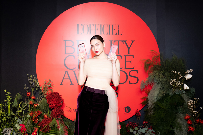 Hà Hồ nở mặt khi "đứa con tinh thần" liên tiếp nhận 2 chiếc cúp danh giá tại L'Officiel Beauty Awards 2023