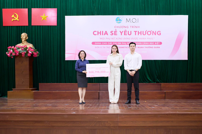 Ha Ho Ngoc handed over meaningful gifts worth over 500 million dong.