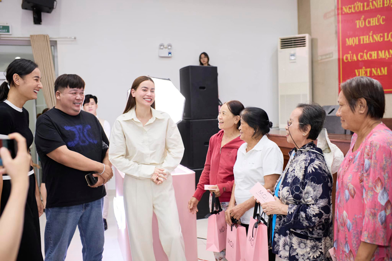 A heartfelt conversation between Hà Hồ and the women attending Sharing Love programme