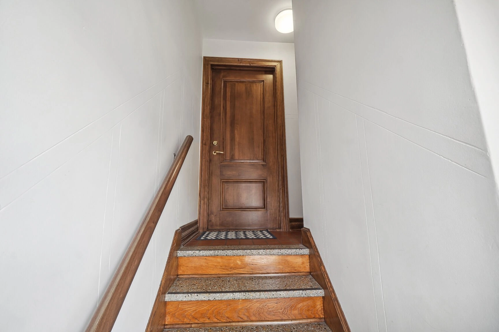 Escalier et porte en bois massif