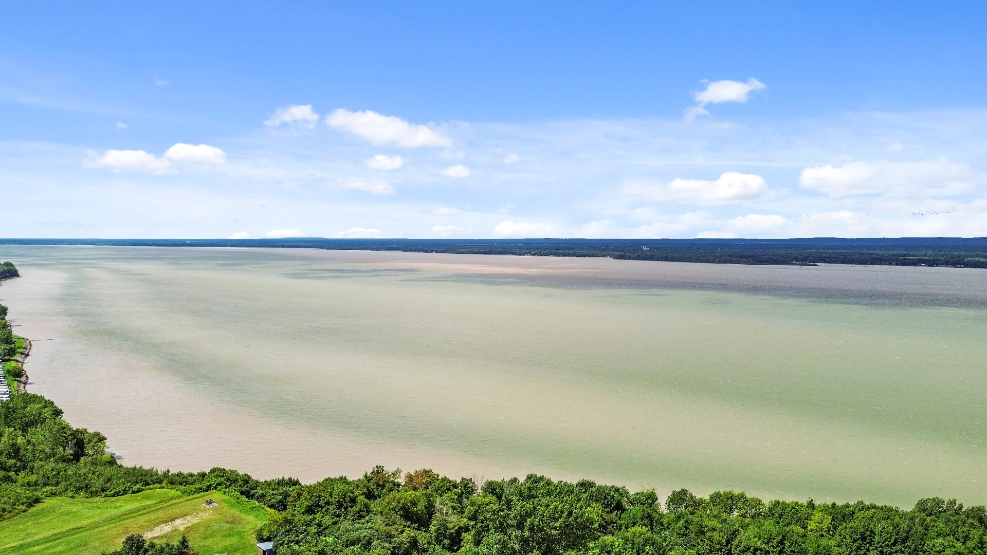 Vue panoramique sur l'eau