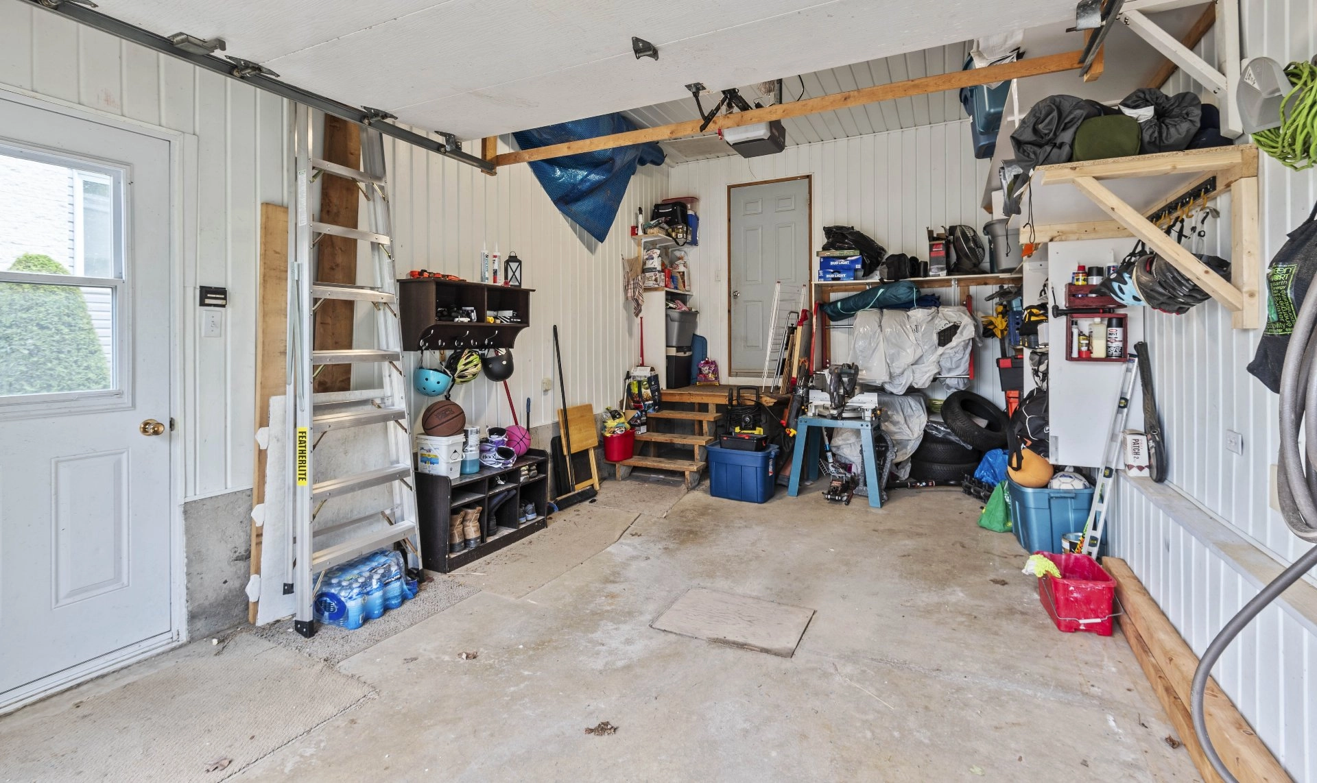 Garage spacieux avec lumière naturelle et porte latérale