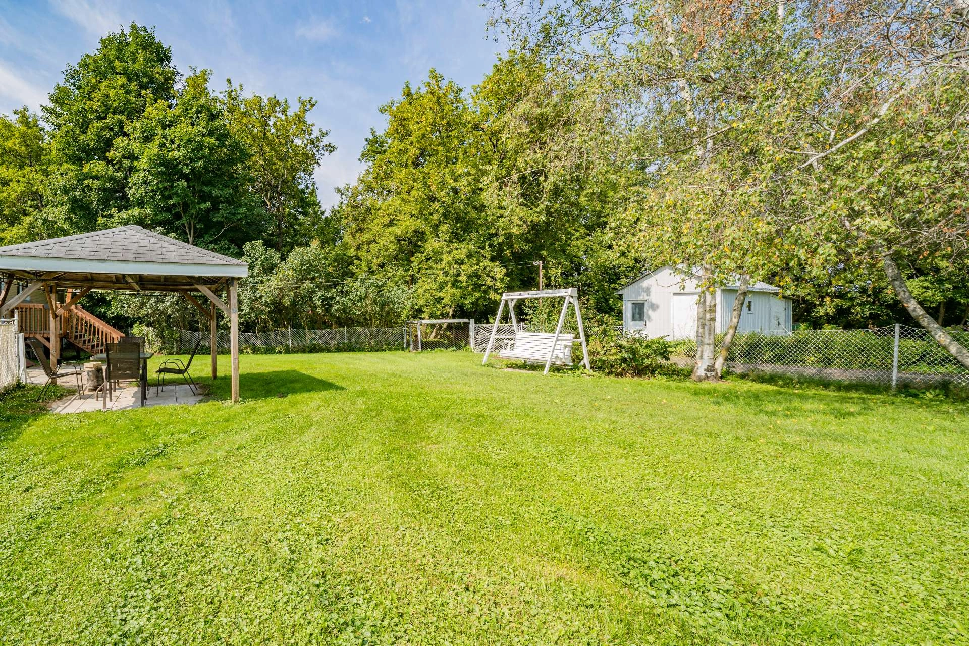 Vue complète du grand jardin, idéal pour les activités en plein air.