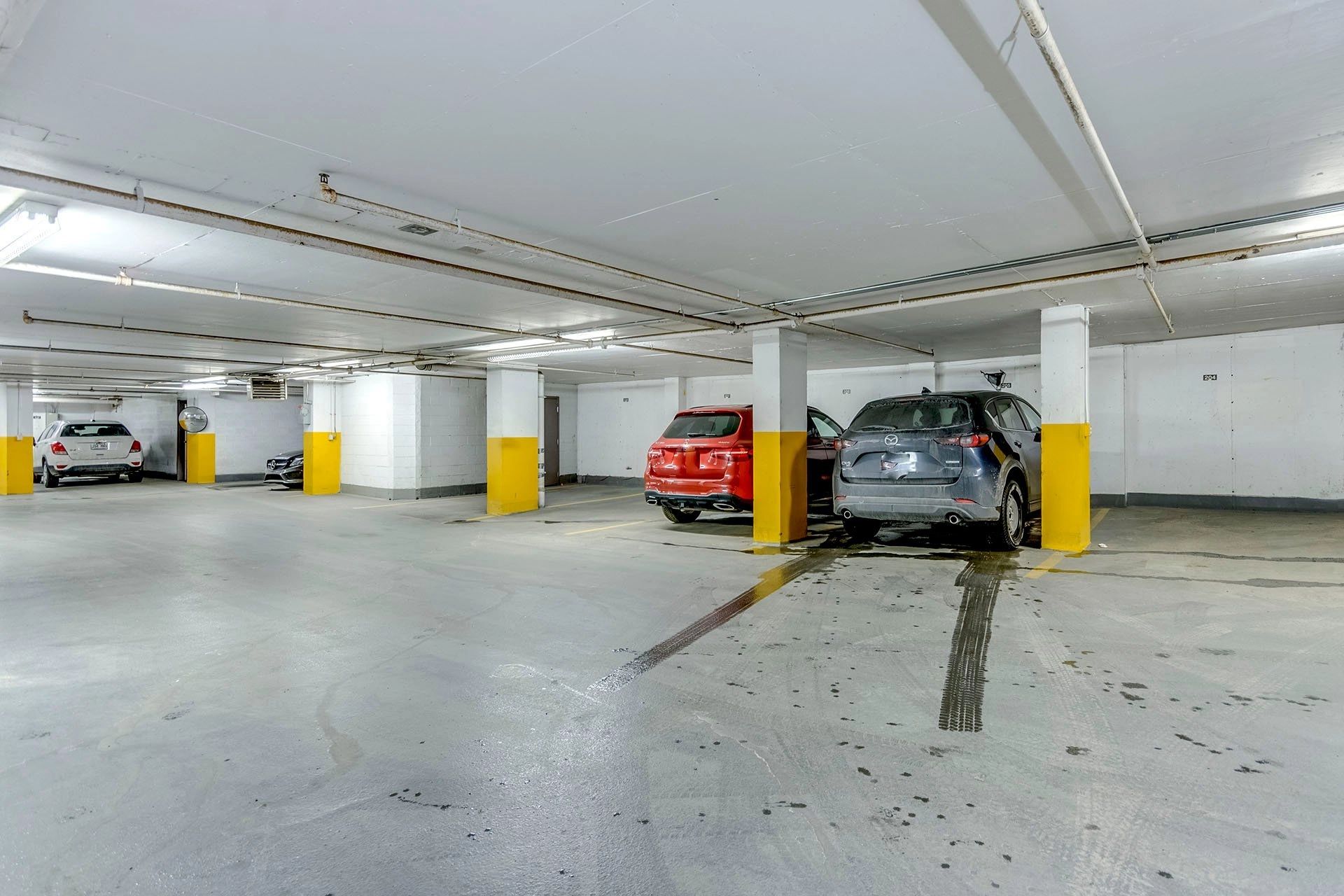 Garage spacieux et sécurisé