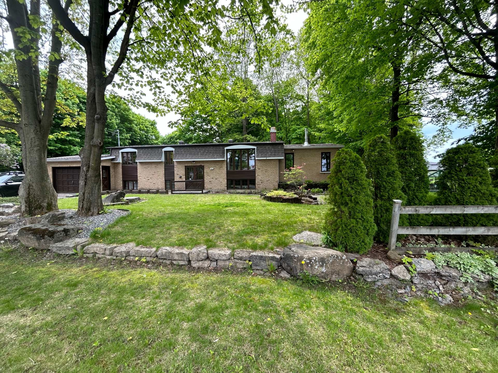 maison en brique avec jardin spacieux