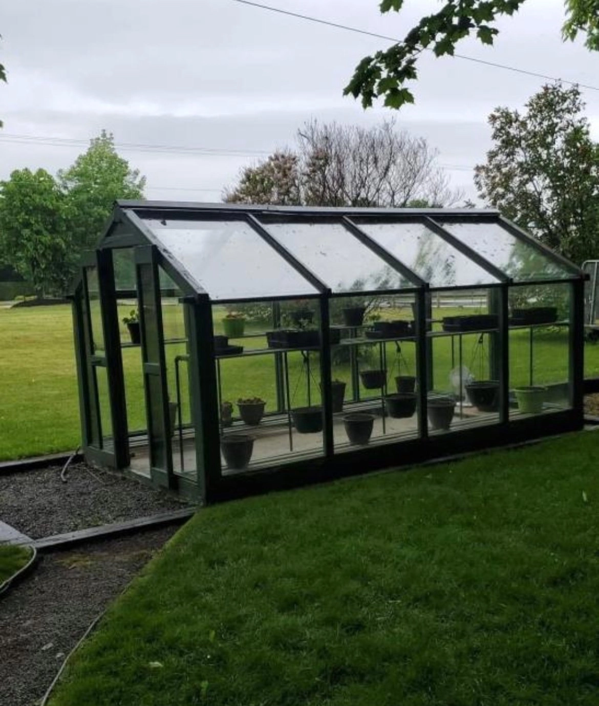 serre lumineuse dans un jardin verdoyant