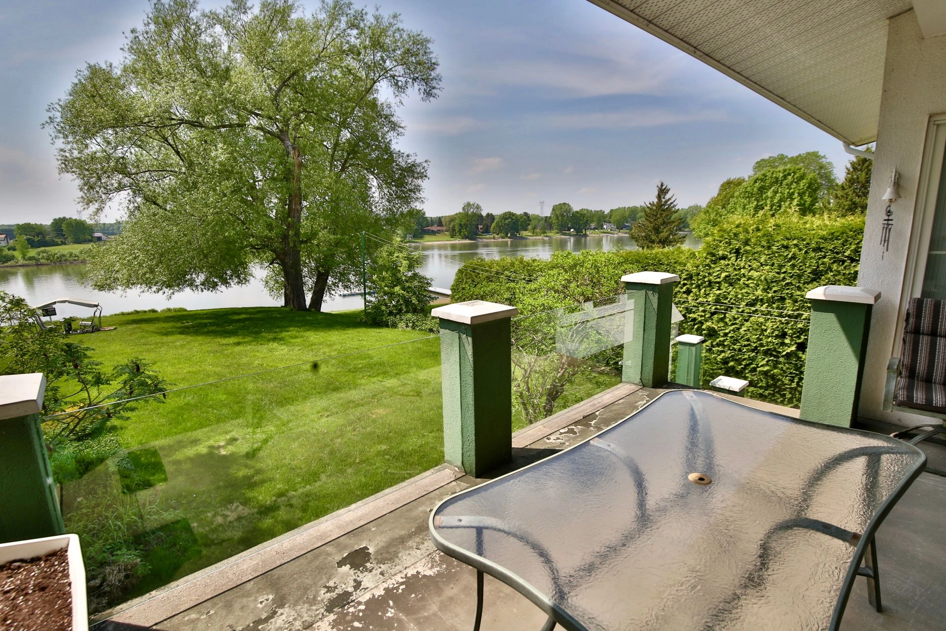 Terrasse avec vue sur le jardin et le lac