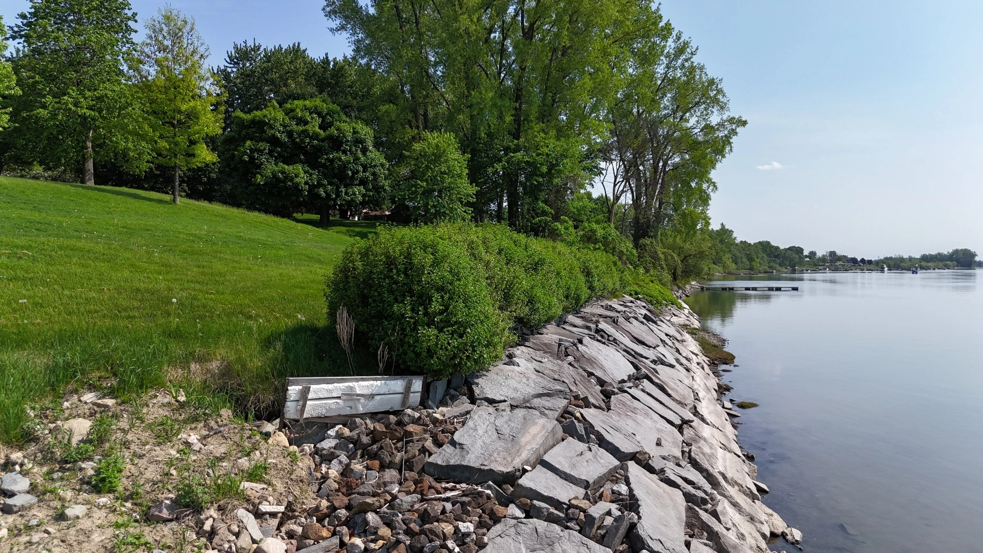 Vue imprenable sur l'eau depuis le jardin