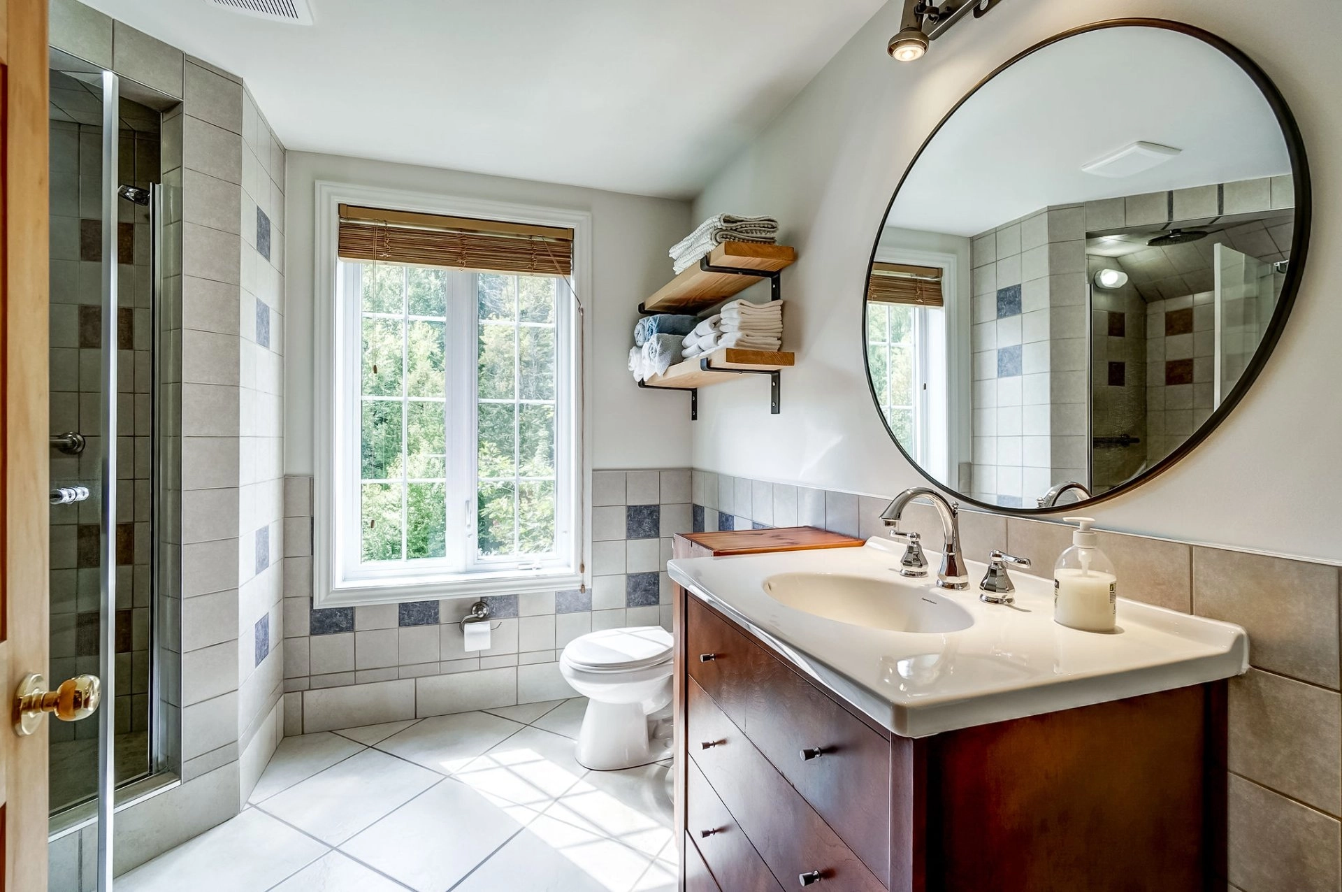 Salle de bain bien agencée